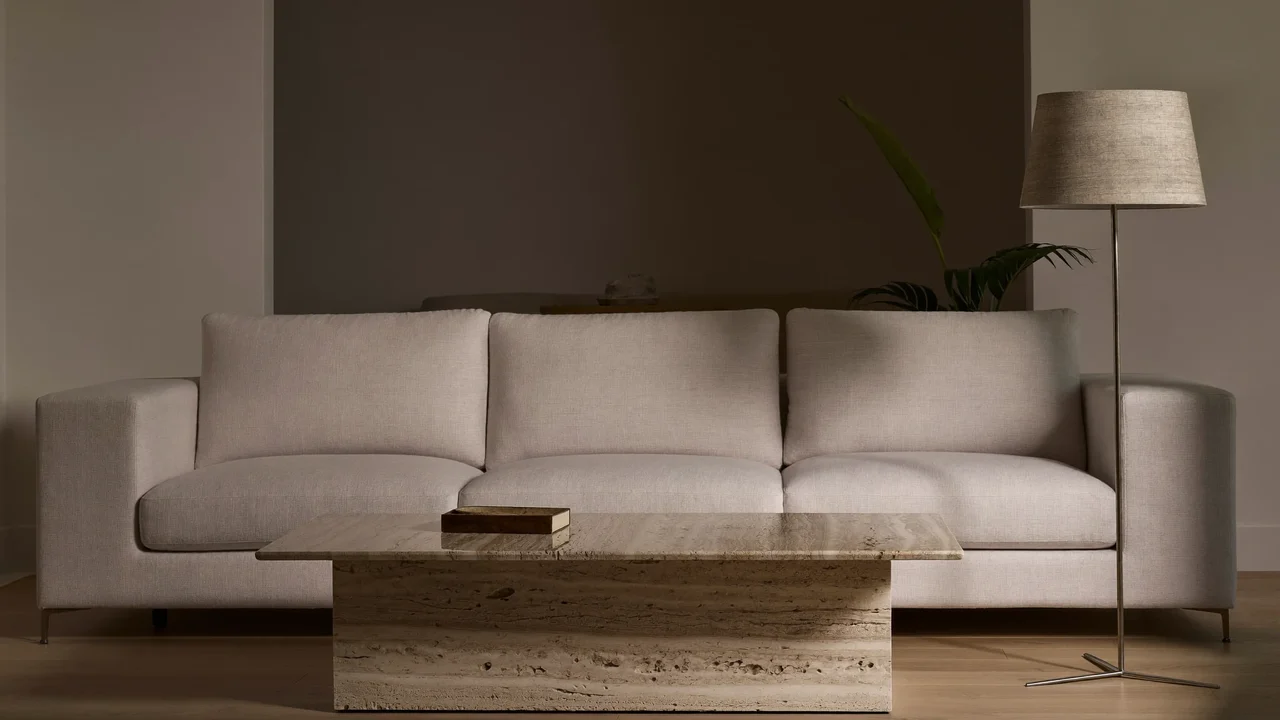 Wohnzimmerkonzept mit Leinensofa, Travertintisch und mehrschichtigem Licht, illustrativ