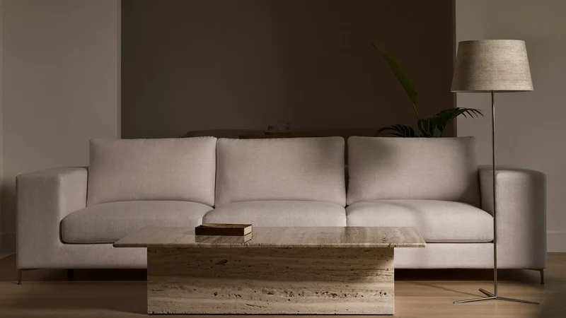 Wohnzimmerkonzept mit Leinensofa, Travertintisch und mehrschichtigem Licht, illustrativ